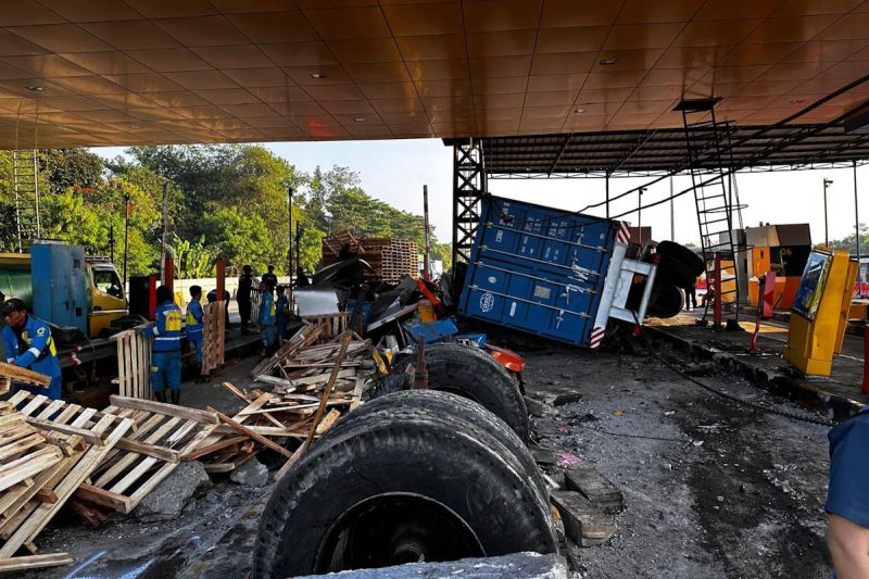kemenhub-tindak-lanjuti-kecelakaan-truk-di-gerbang-tol-ciawi-2