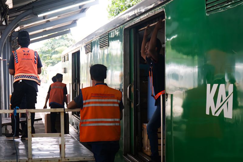kai-dukung-penguatan-angkutan-logistik-berbasis-rel