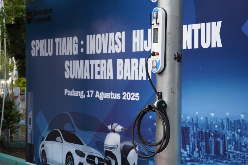 pln-enjiniring-hadirkan-spklu-tiang-listrik-pertama-di-indonesia