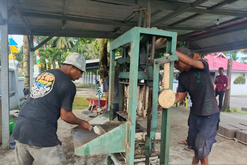 lapas-ambon-latih-wbp-produksi-batako-untuk-kemandirian