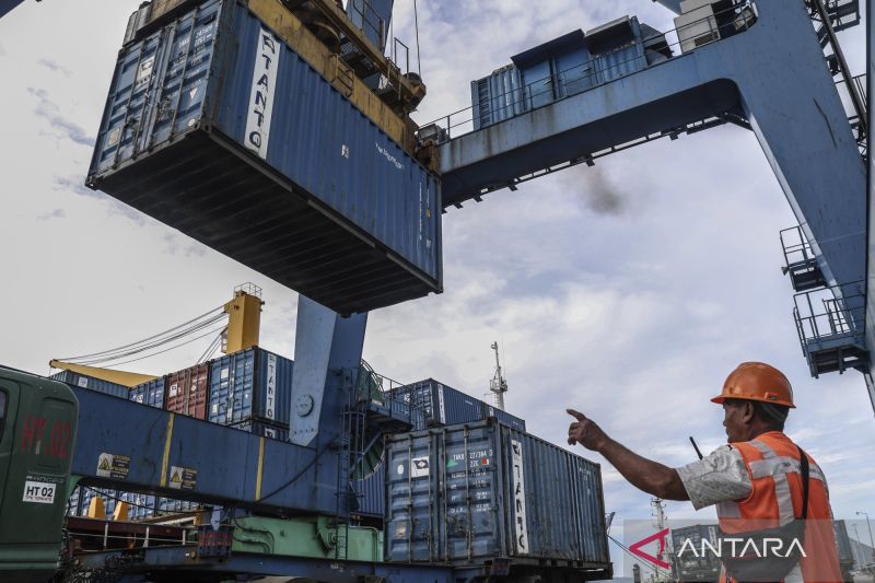 kemarin-surplus-neraca-perdagangan-hingga-stimulus-transportasi
