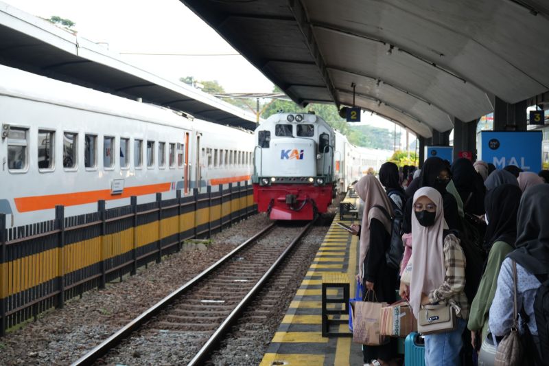 7364-penumpang-padati-stasiun-malang-saat-libur-maulid-nabi-muhammad