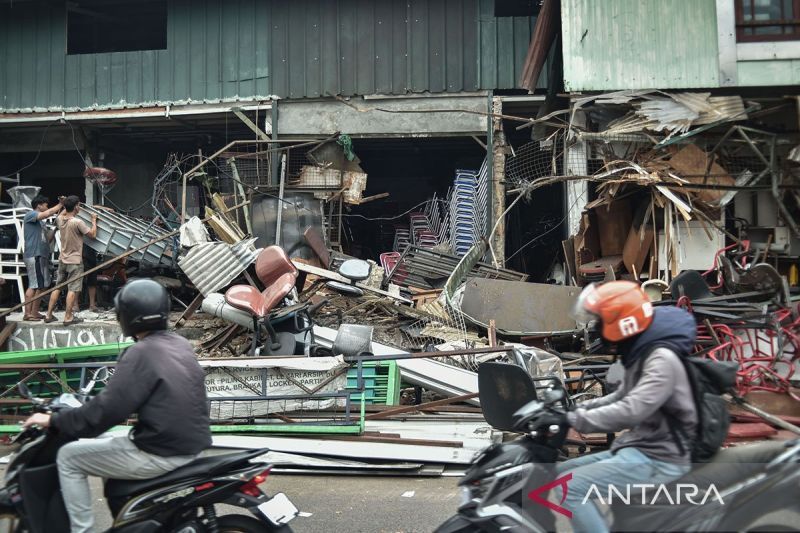 sopir-transjakarta-tabrak-toko-di-setiabudi-karena-kurang-konsentrasi