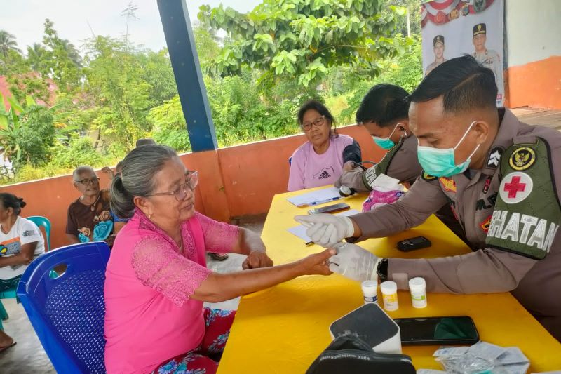 Satgas Madago Raya berikan pelayanan kesehatan bagi warga Poso Pesisir