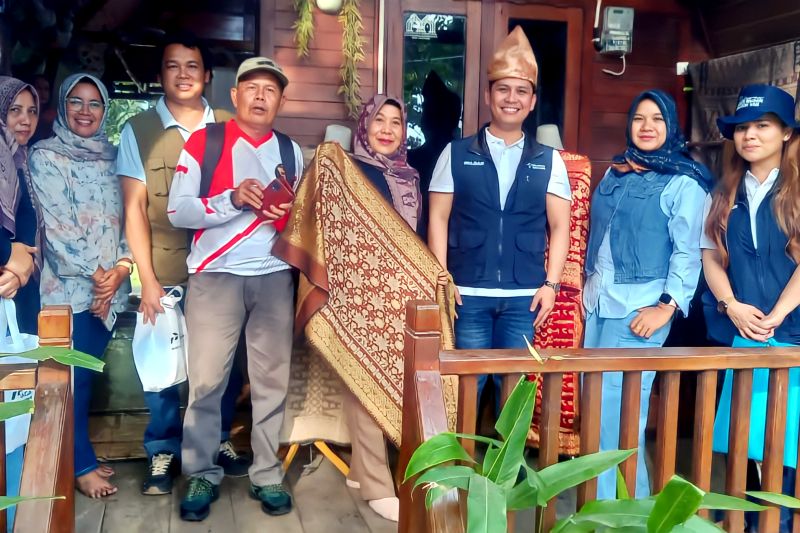 Lewat Songket Behembang Lingge, Yenny Puspitasari rangkai tradisi dan gerakkan ekonomi