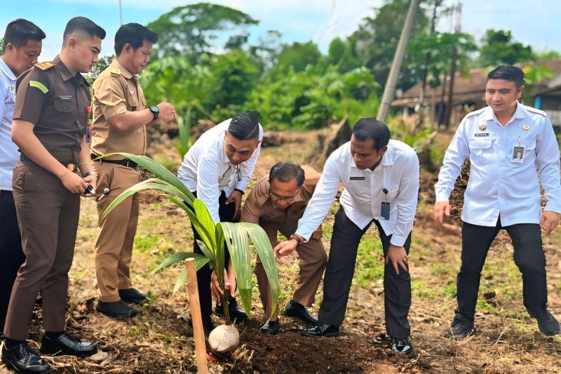 rutan-baturaja-tanam-bibit-kelapa-dukung-ketahanan-pangan