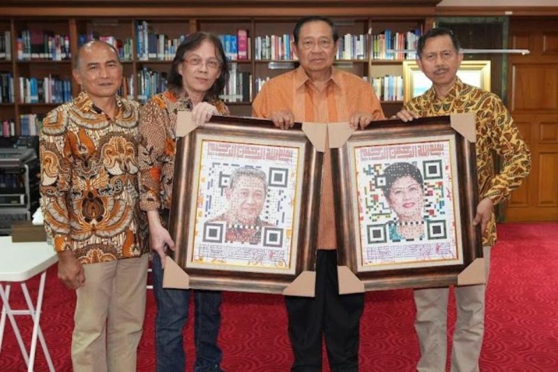 Presiden ke-6 RI SBY terima cinderamata QR Art, bakal jadi koleksi di Museum ANI-SBY