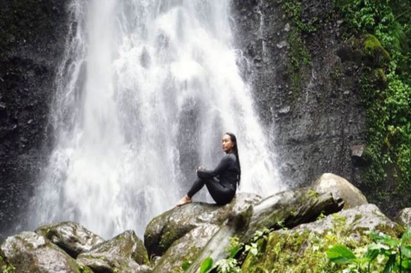 zita-anjani-kagumi-keindahan-air-terjun-way-tayas-di-lampung-selatan