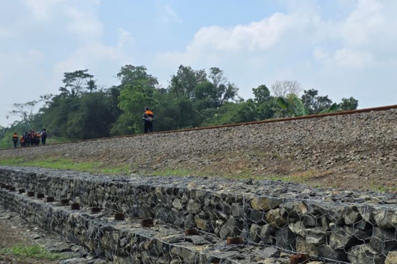 kai-purwokerto-perkuat-rel-dengan-cerucuk-beronjong-hadapi-musim-hujan