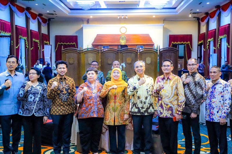 khofifah-paparkan-proyek-strategis-jatim-ke-dubes-dan-calon-dubes-ri