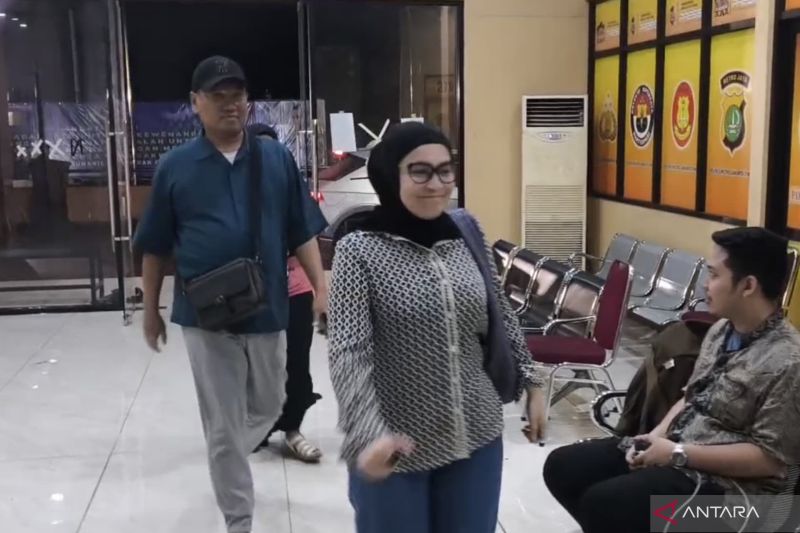 uya-kuya-dan-astrid-datangi-polres-metro-jaktim