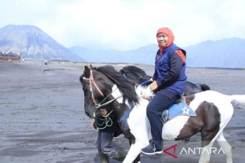 khofifah-minta-masyarakat-jaga-kelestarian-dan-kesakralan-bromo