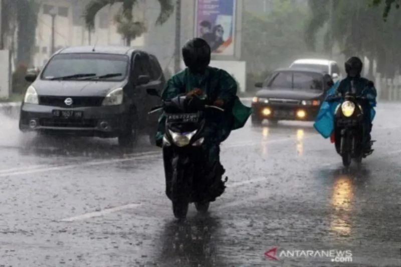 Sedia payung, BMKG: Mayoritas kota besar RI diguyur hujan pada Rabu