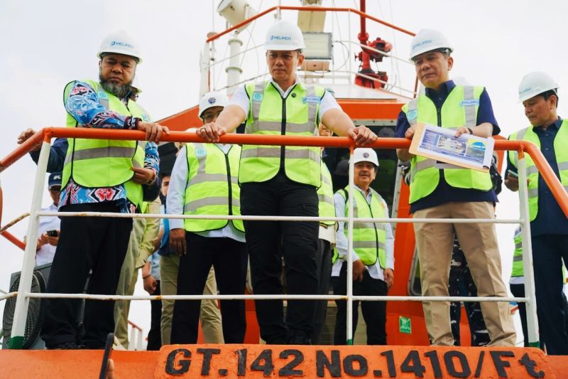 menko-ahy-tinjau-normalisasi-pelabuhan-pulau-baai-bengkulu