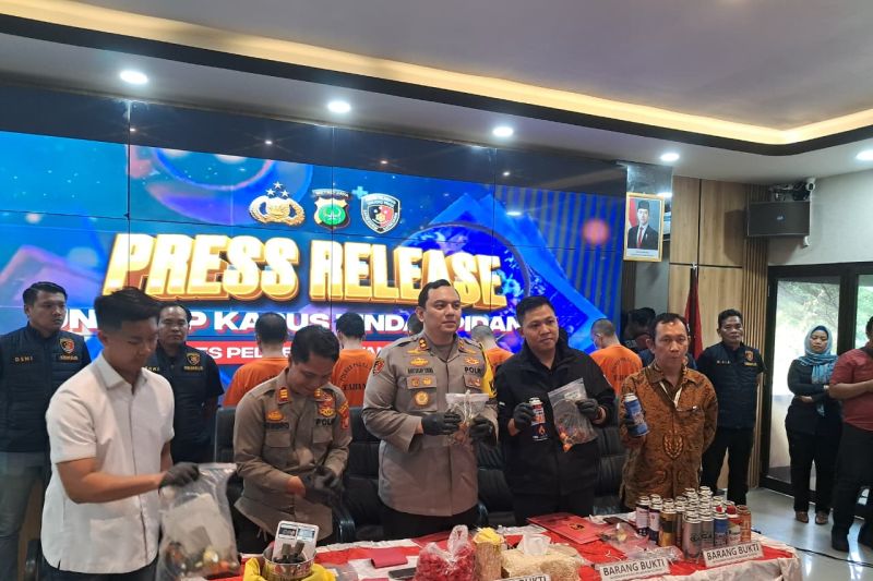 polisi-tangkap-enam-pria-pengoplos-gas-bersubsidi