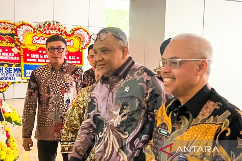 wamenaker-afriansyah-pastikan-hadirkan-solusi-bagi-ketenagakerjaan-ri