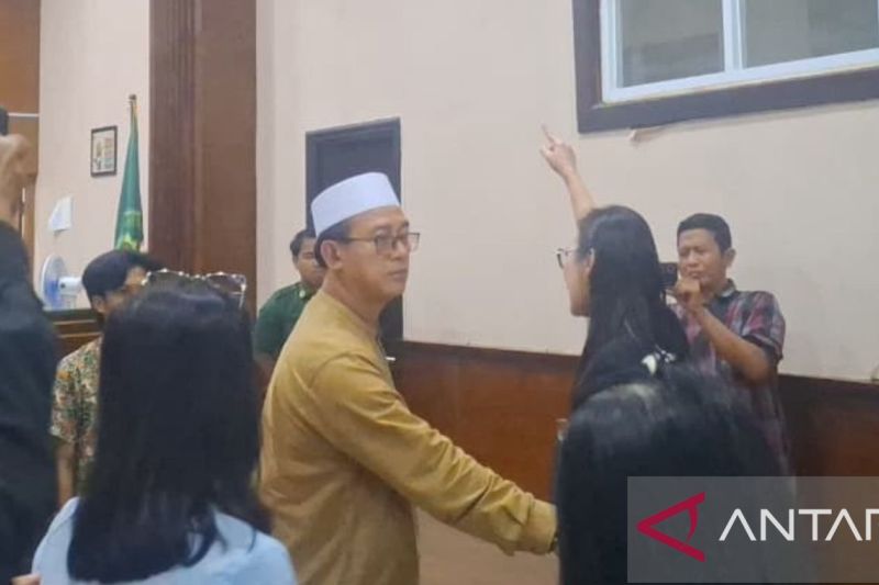 keluarga-korban-menangis-dan-gebrak-meja-dengar-tuntuan-jaksa