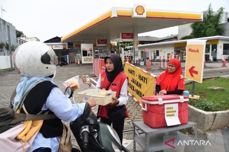 Petugas SPBU Shell jajakan makanan sembari menunggu pasokan BBM