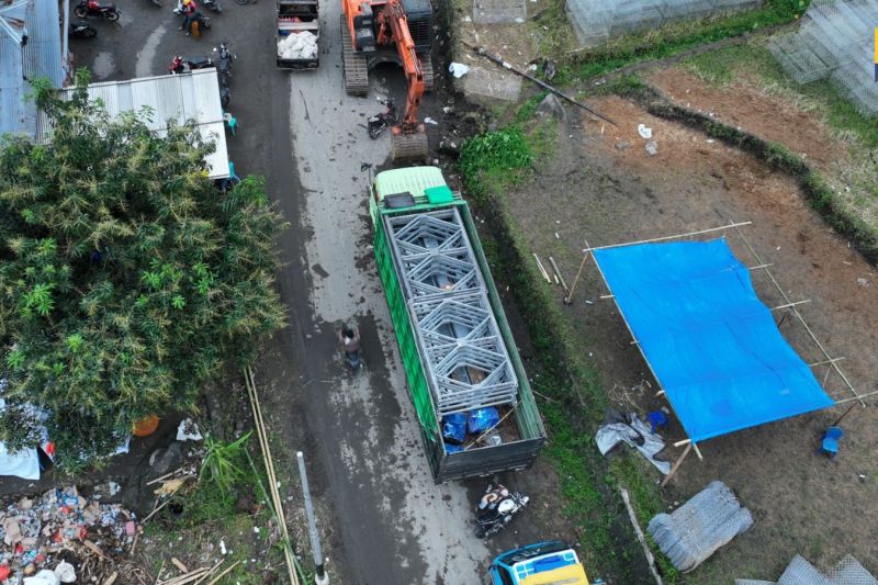 kementerian-pu-tni-bangun-jembatan-darurat-di-nagekeo-terdampak-banjir