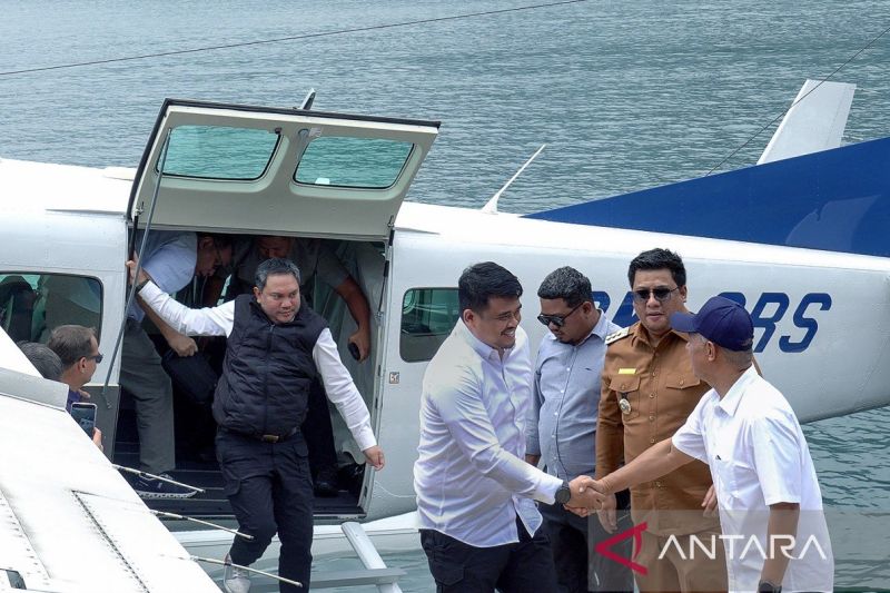 gubernur-sumut-jajal-transportasi-baru-seaplane-ke-danau-toba