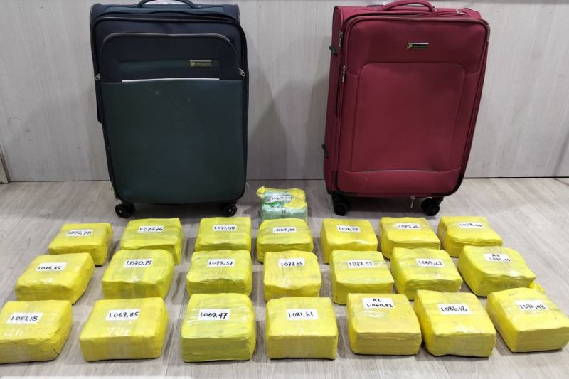 polda-metro-jaya-tangkap-wna-pakistan-yang-bawa-22-kg-sabu