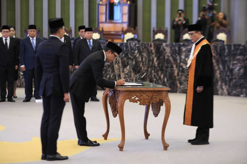 juda-agung-dilantik-sebagai-anggota-dk-ojk-ex-officio-bi