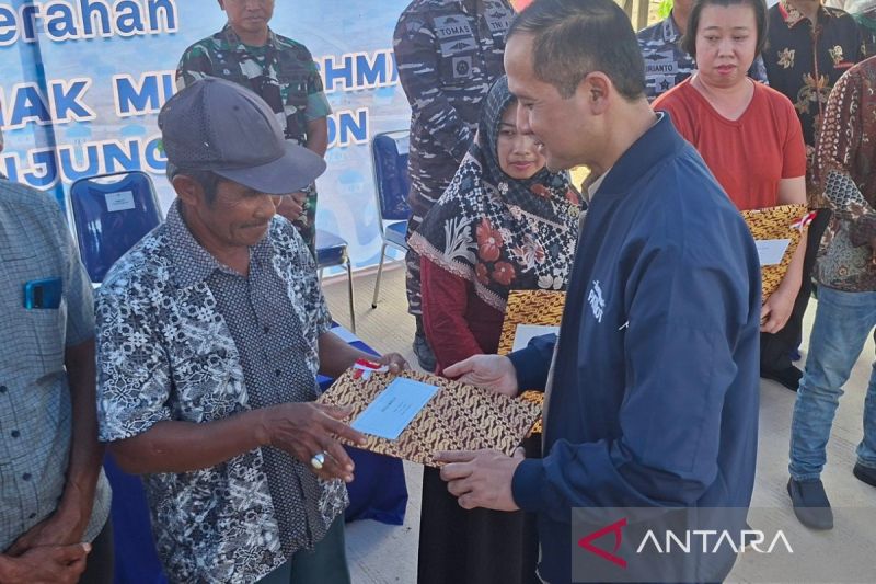 mentrans-serahkan-shm-warga-rempang-yang-transmigrasi-ke-tanjung-banon