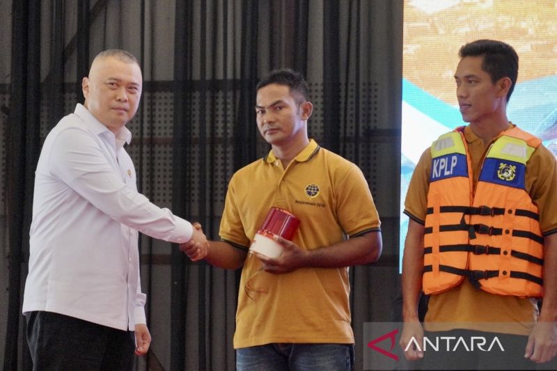 menhub-berikan-sertifikat-buku-pelaut-bagi-ratusan-nelayan-di-kalsel