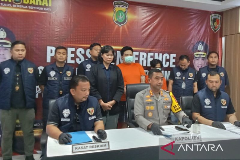 polisi-ringkus-dua-pemuda-pengendali-situs-judol-di-jakbar
