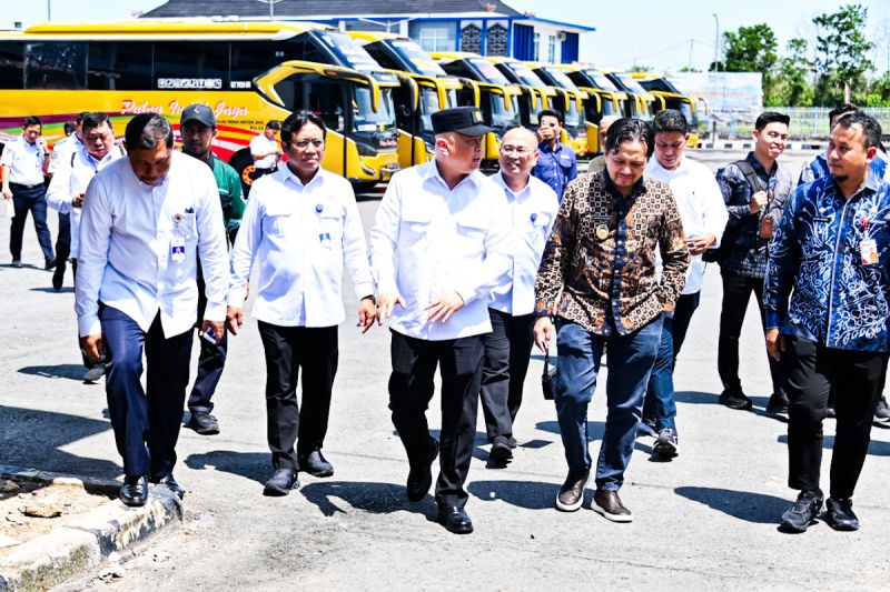 menhub-memastikan-keamanan-transportasi-laut-dan-darat-di-banjarmasin