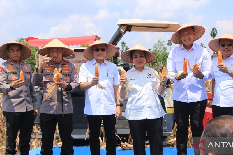 kapolri-hadiri-panen-raya-jagung-di-oku-timur-sumsel