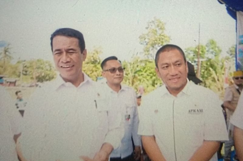 mentan-serahkan-bantuan-pupuk-ke-pemkan-luwu-timur