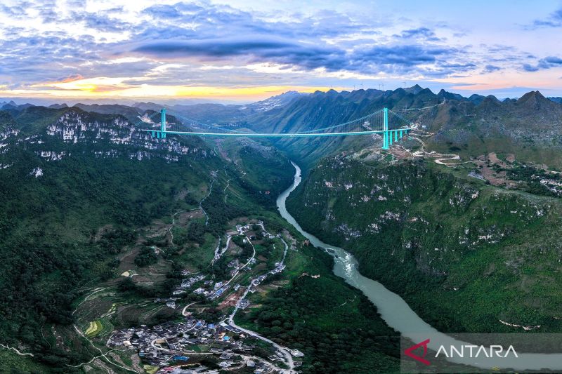 jembatan-tertinggi-di-dunia-huajiang-dibuka-untuk-lalu-lintas-pangkas-waktu-tempuh-jadi-2-menit