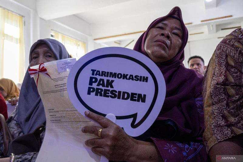 menko-ahy-wamen-atr-menyerahkan-ratusan-sertifkat-tanah-di-sumbar