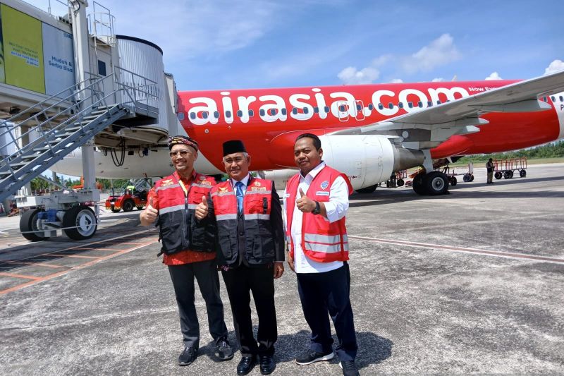 indonesia-airasia-meresmikan-penerbangan-surabaya-balikpapan-tarakan