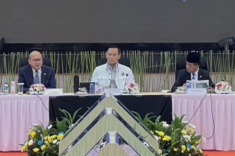 menteri-rosan-pamerkan-proyek-ebt-ri-di-isf-untuk-tarik-investor