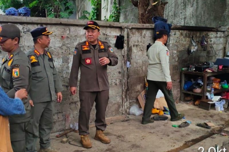 satpol-pp-tertibkan-bangunan-liar-dan-posko-ormas-di-kelapa-gading