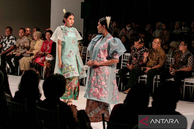 butuh-baju-batik-ini-8-rekomendasi-brand-cocok-untuk-pria-wanita