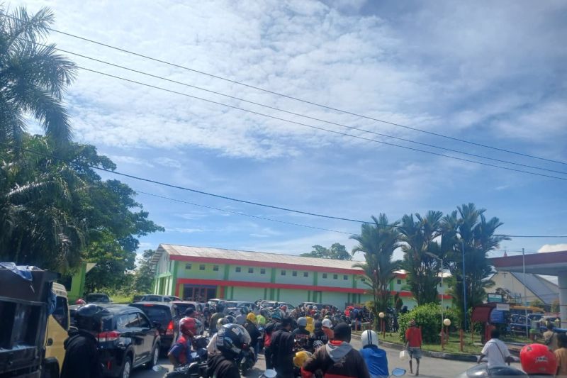 pertamina-batasi-penyaluran-bbm-picu-antrean-kendaraan-di-timika