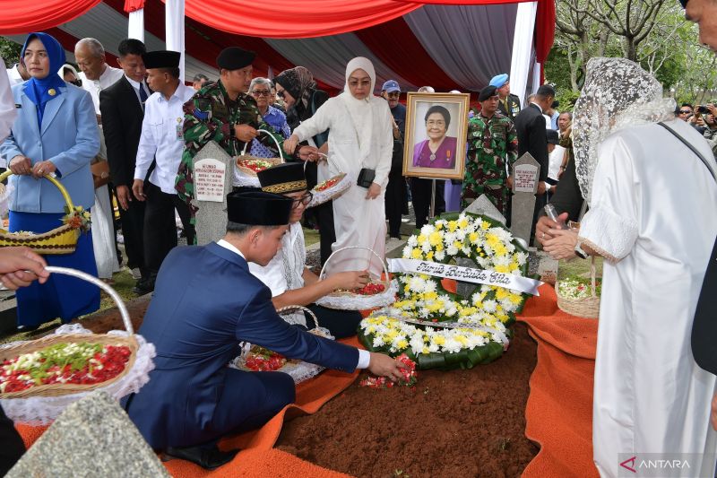 istri-wapres-ke-4-karlinah-djaja-atmadja-wafat-berikut-profilnya