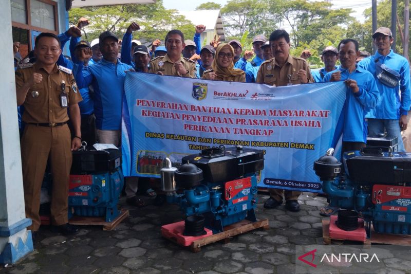 pemkab-demak-berikan-bantuan-mesin-perahu-untuk-puluhan-nelayan