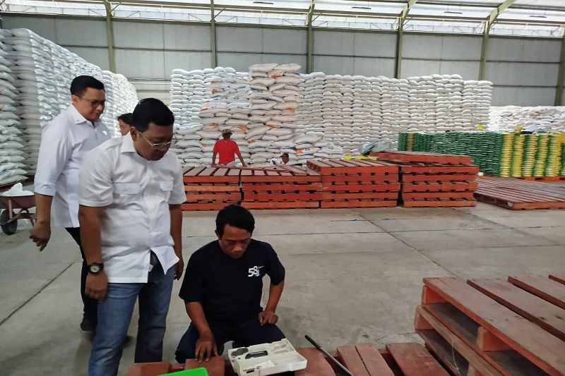 bapanas-inspeksi-kualitas-beras-di-gudang-bulog-ponorogo