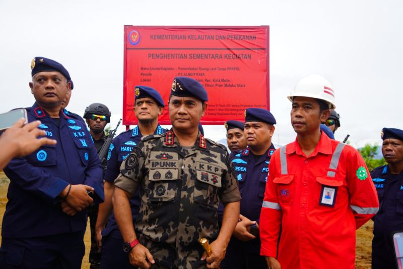 kkp-segel-lima-lokasi-pemanfaatan-ruang-laut-ilegal-di-malut-dan-kepri