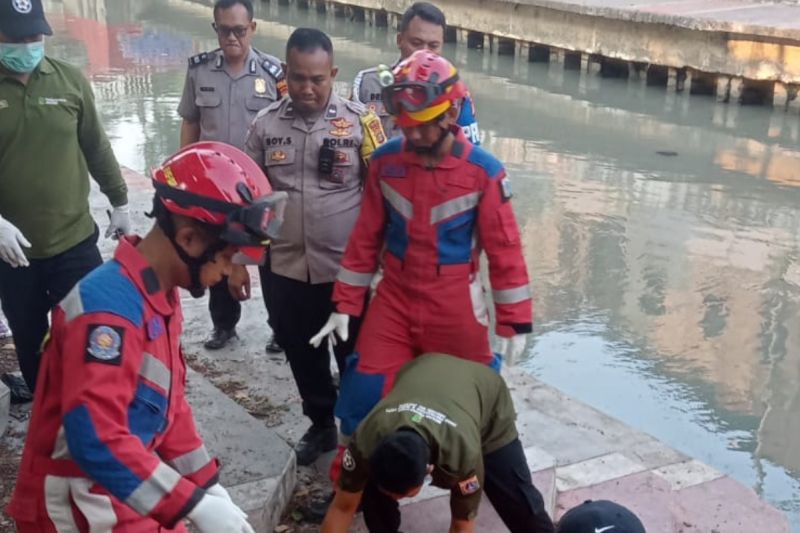 gulkarmat-evakuasi-jasad-wanita-di-pinggir-kali-jakut
