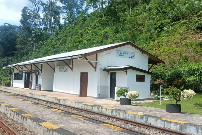 Stasiun Mrawan: Gerbang Sejarah, Alam, dan Ekonomi di Lereng Gumitir