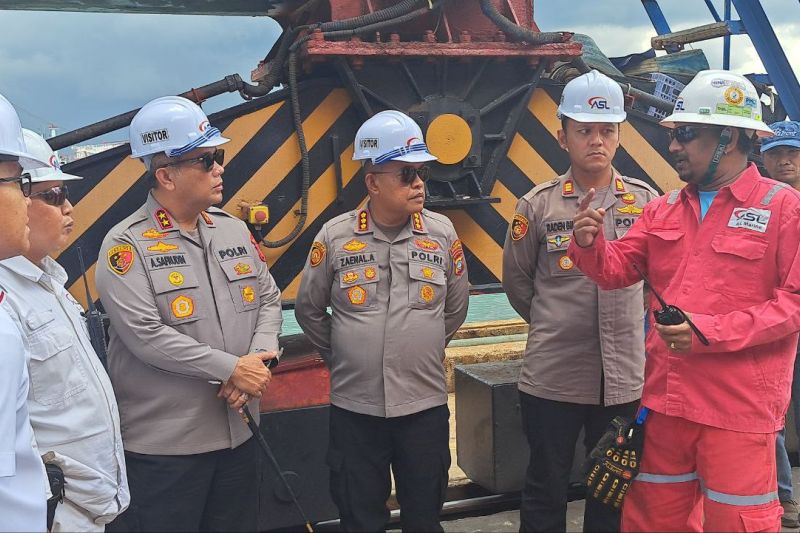 Kapal tanker MT Federal II terbakar di galangan ASL