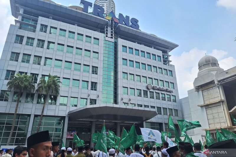 Pengunjuk rasa PWNU DKI kibarkan bendera hijau di gedung Trans7