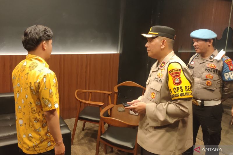 tiga-orang-dikeroyok-di-bar-hanya-gara-gara-masalah-flash-ponsel