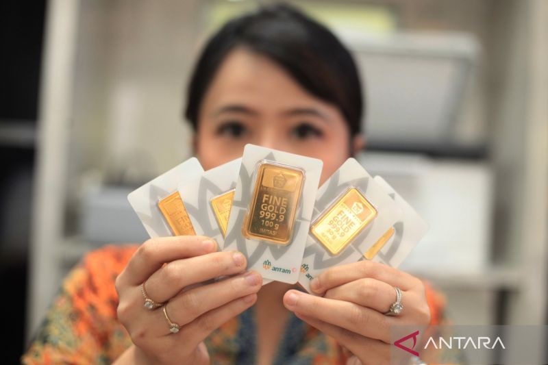 harga-emas-antam-senin-ini-turun-rp13000-jadi-rp2415-juta-per-gram