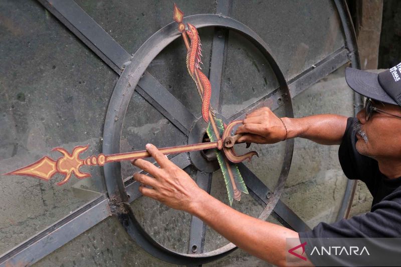 manfaatkan-besi-bekas-untuk-membuat-jam-bertenaga-gravitasi-di-bali
